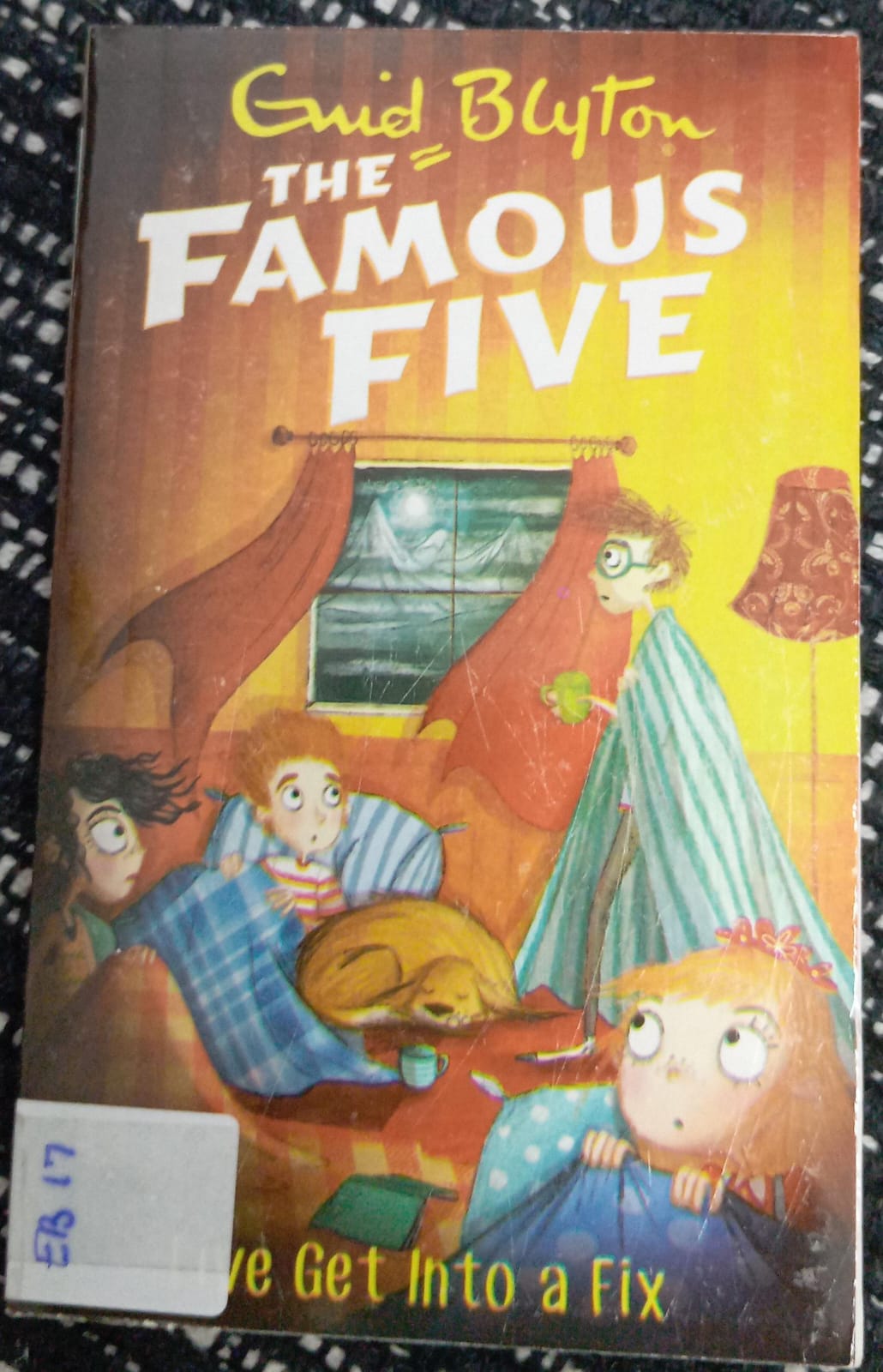 THE FAMOUS FIVE (FIVE GET INTO A FIX) - EB - 17