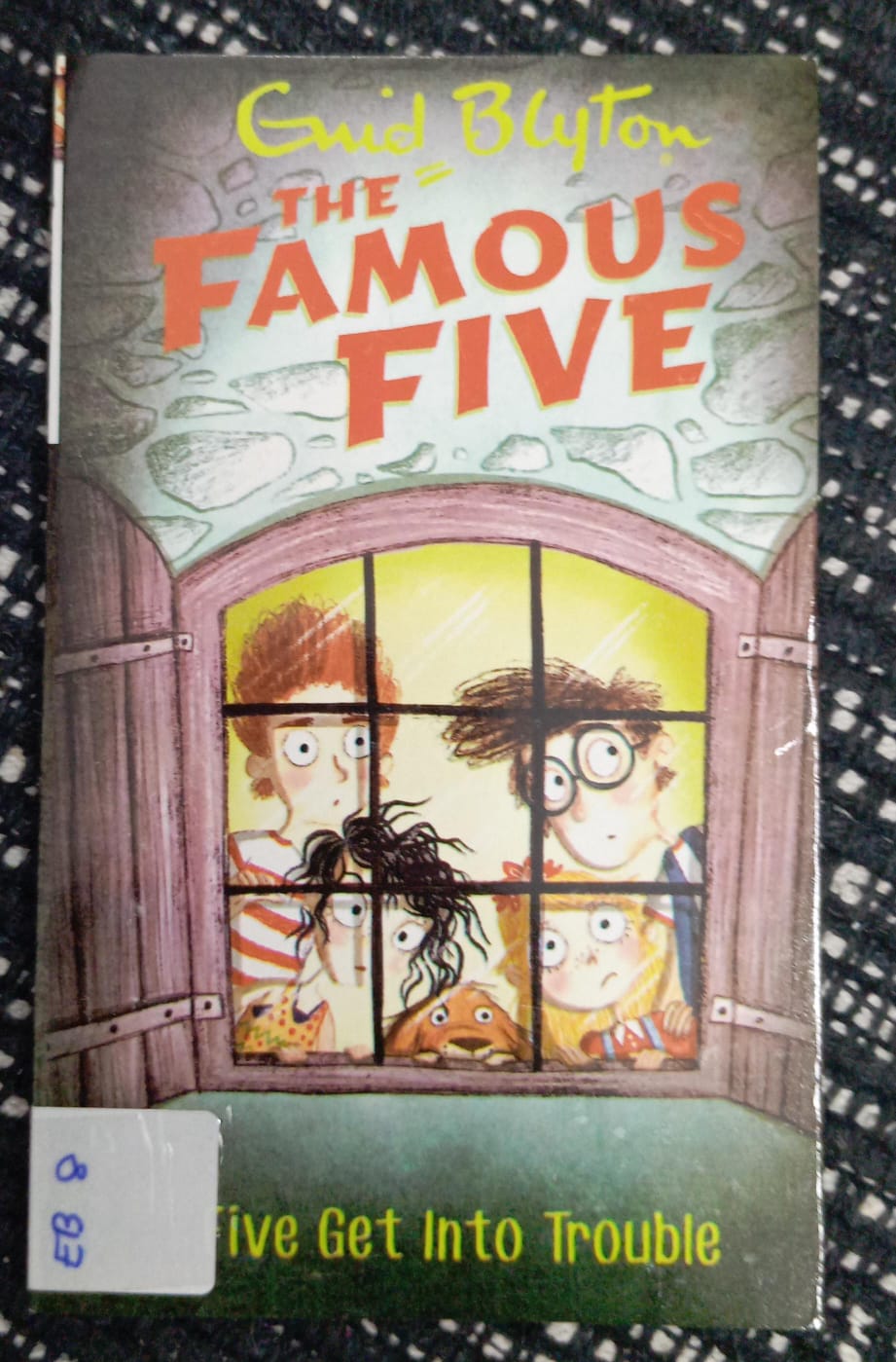 THE FAMOUS FIVE (FIVE GET INTO TROUBLE) - EB - 8